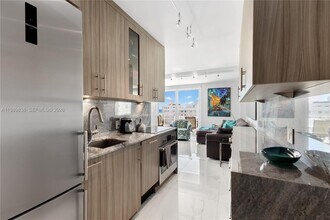 1255 Collins Ave in Miami Beach, FL - Foto de edificio - Building Photo