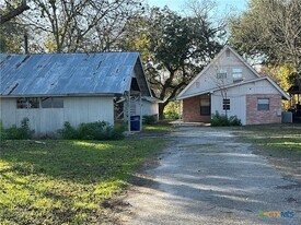882 Buerger Ln in Seguin, TX - Building Photo