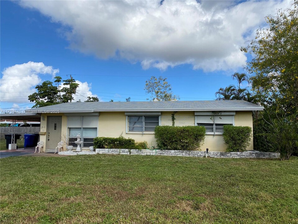 2421 SW 6th St in Fort Lauderdale, FL - Building Photo