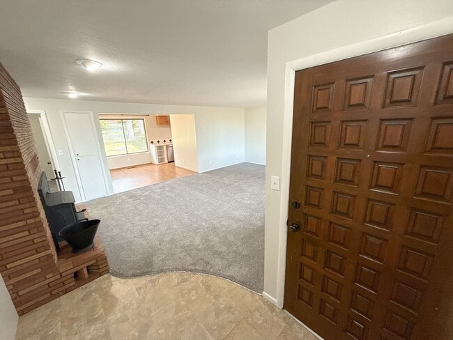 1735 Carlson Dr in Klamath Falls, OR - Building Photo - Building Photo