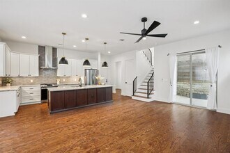 6902 Northeast Dr in Austin, TX - Building Photo - Building Photo