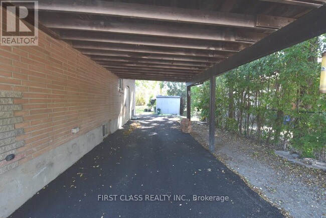 711 Dunlop St W in Whitby, ON - Building Photo - Building Photo