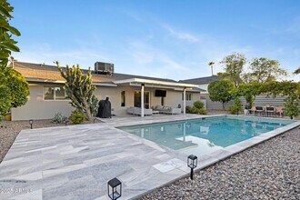 8738 E Rose Ln in Scottsdale, AZ - Foto de edificio - Building Photo