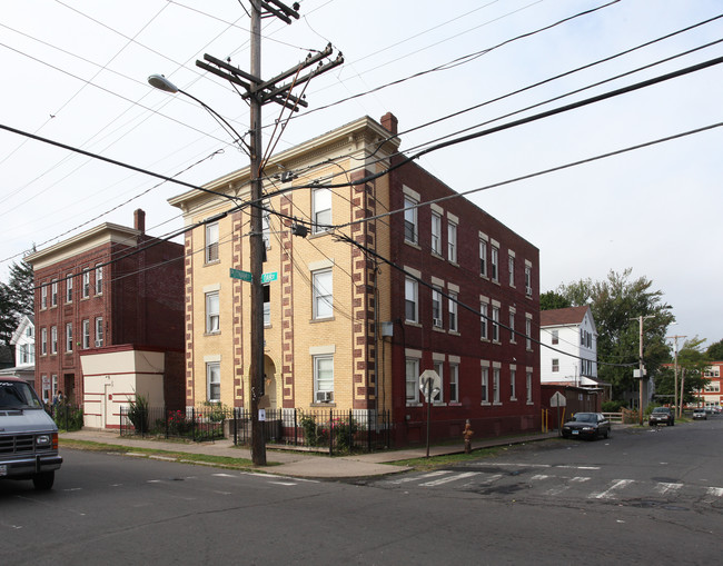 70 Oak St in New Britain, CT - Foto de edificio - Building Photo