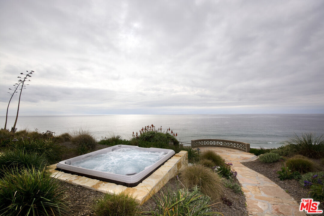 7247 Birdview Ave in Malibu, CA - Building Photo