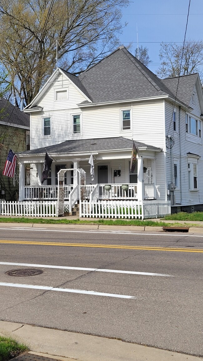 property at 863 Lafayette Ave NE