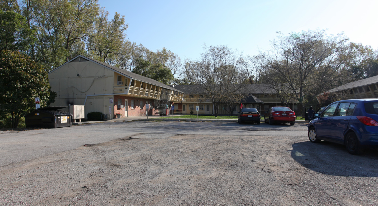 Aspen Creek Apartments in Kansas City, MO - Building Photo