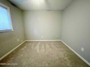 302 Cres Spring Dr in Louisville, KY - Foto de edificio - Building Photo