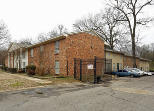 Colonial Village Apartments in Memphis, TN - Building Photo - Building Photo