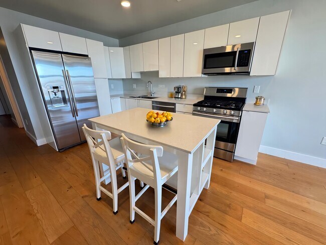 250 Meridian St, Unit 204 in Boston, MA - Foto de edificio - Building Photo