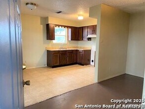 657 E 4th St in Yorktown, TX - Building Photo - Building Photo