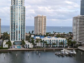 137 Golden Isles Dr in Hallandale Beach, FL - Foto de edificio - Building Photo