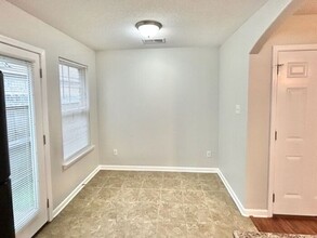 7915 Lowrance Rd in Memphis, TN - Foto de edificio - Building Photo