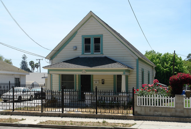 230 N 9th St in Santa Paula, CA - Building Photo - Building Photo