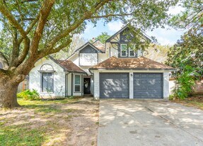 718 Regency Ct in Friendswood, TX - Building Photo
