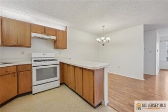 28 Wycoff Way E in East Brunswick, NJ - Building Photo - Building Photo