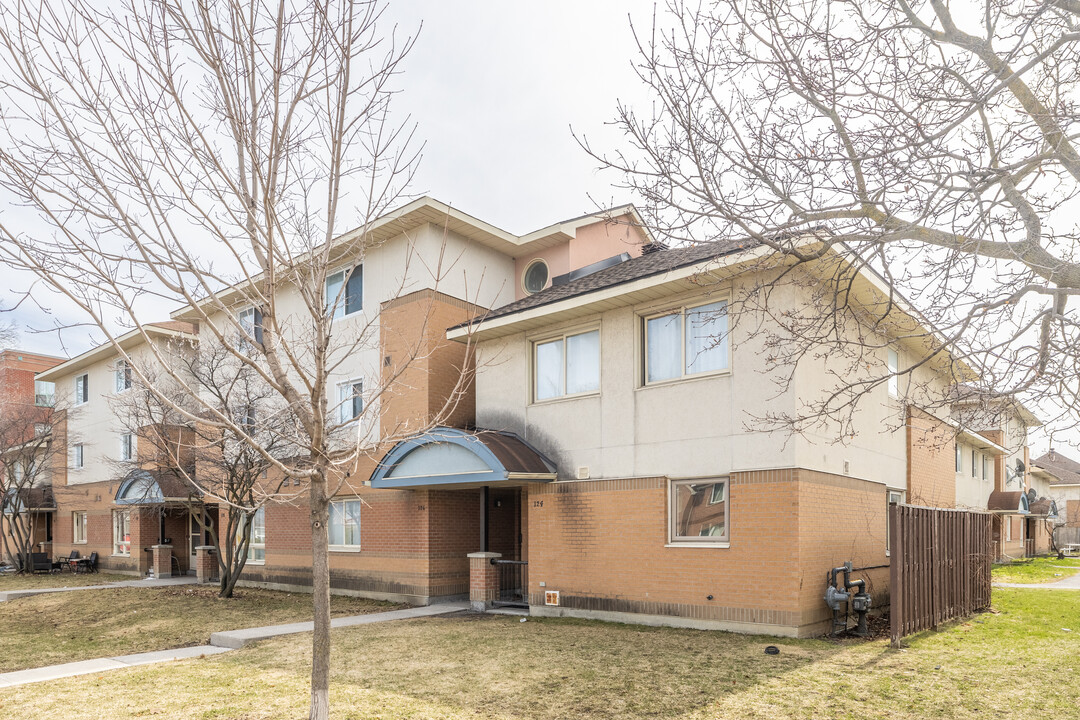 128 Mann Av in Ottawa, ON - Building Photo