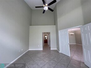 5031 Madison Lakes Cir W in Davie, FL - Building Photo - Building Photo