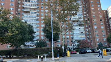 Carlyle Skyline Towers in Flushing, NY - Building Photo - Building Photo