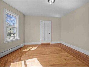 237 Pontiac Ave in Cranston, RI - Foto de edificio - Building Photo