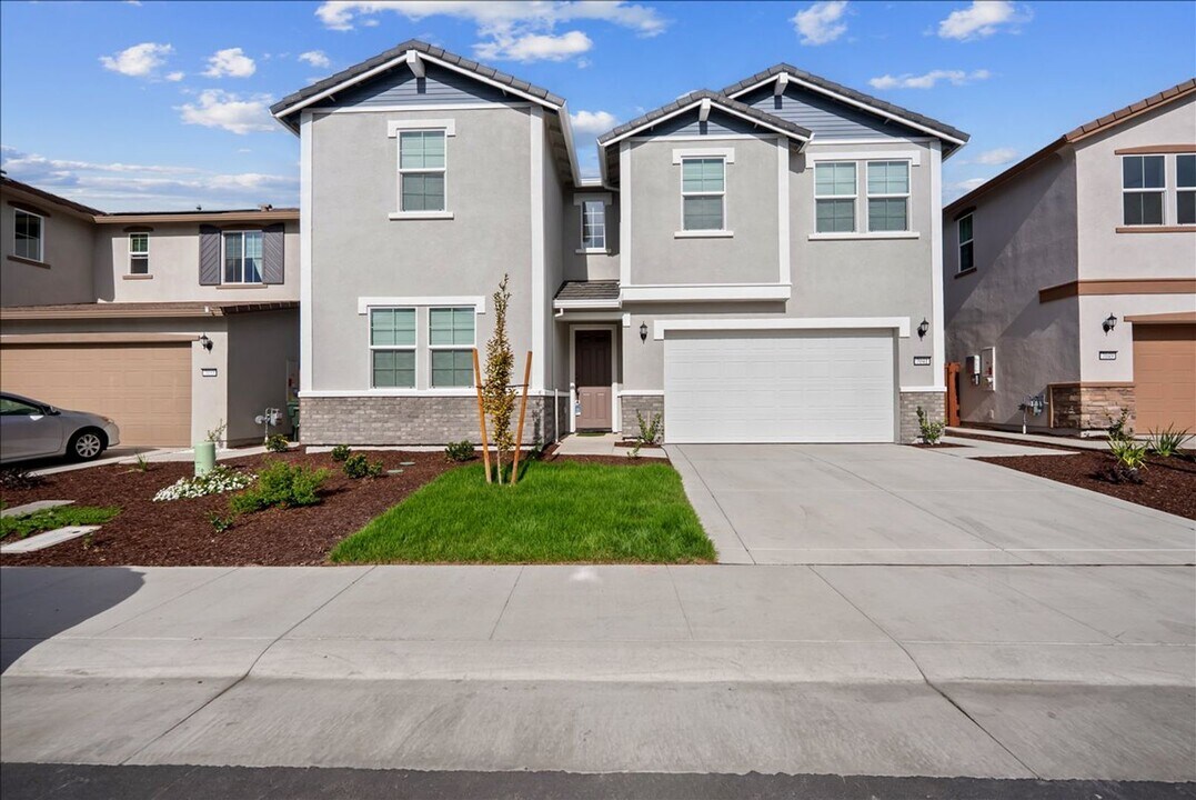 7041 Nystrom Wy in Roseville, CA - Building Photo
