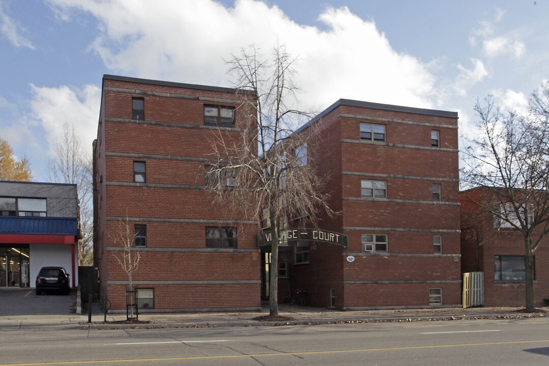 Village Court in Mississauga, ON - Building Photo