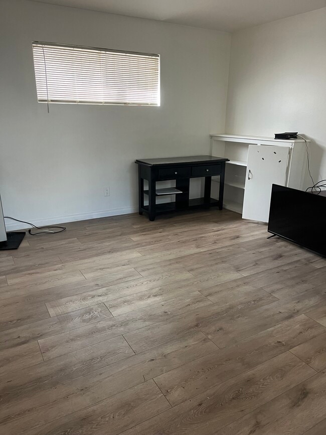 4811 Farmdale Ave, Unit studio 3
