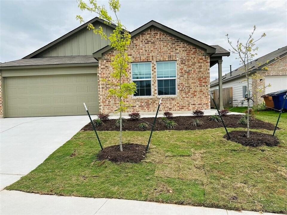 10529 Steinbeck Dr in Austin, TX - Building Photo