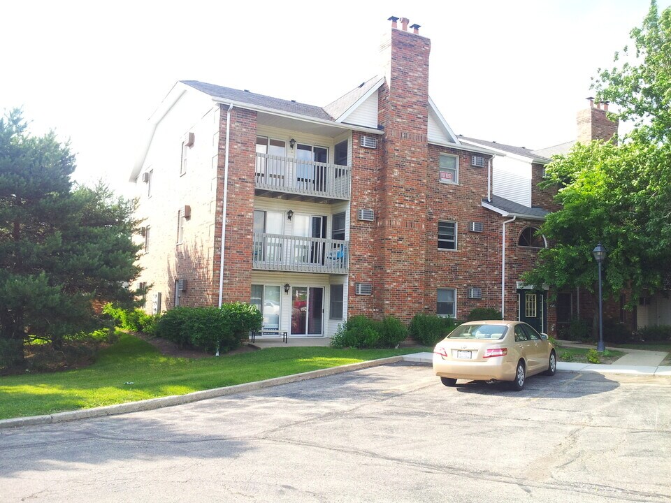 4316 W Shamrock Ln in McHenry, IL - Building Photo