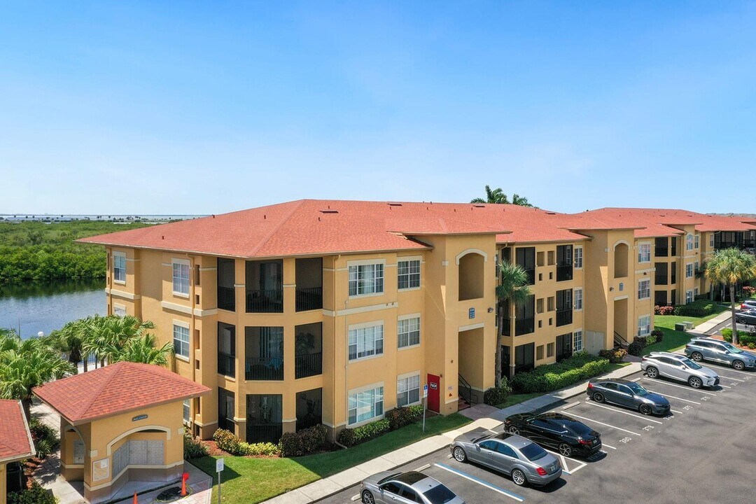 4345 Bayside Village Dr in Town 'n' Country, FL - Building Photo