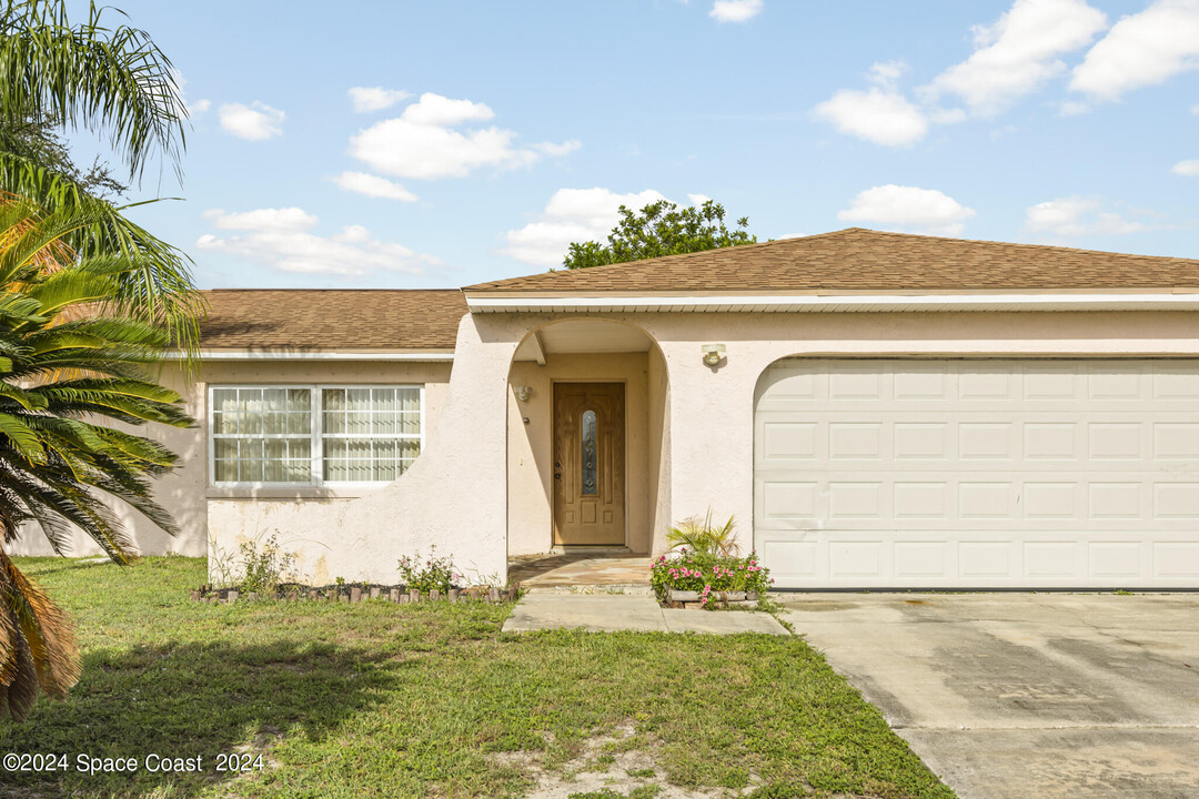 2150 Porpoise St in Merritt Island, FL - Foto de edificio