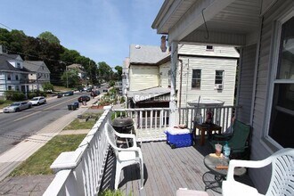 140 Brooks St, Unit 2 in Boston, MA - Foto de edificio - Building Photo