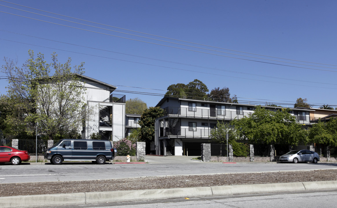 CYPRUS VISTA GARDEN APARTMENTS in San Leandro, CA - Building Photo