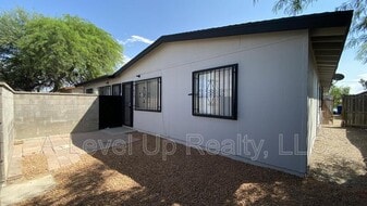 419 E Thoroughbred St in Tucson, AZ - Building Photo