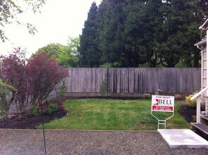 1055-1057 W Hilliard Ln in Eugene, OR - Building Photo - Building Photo