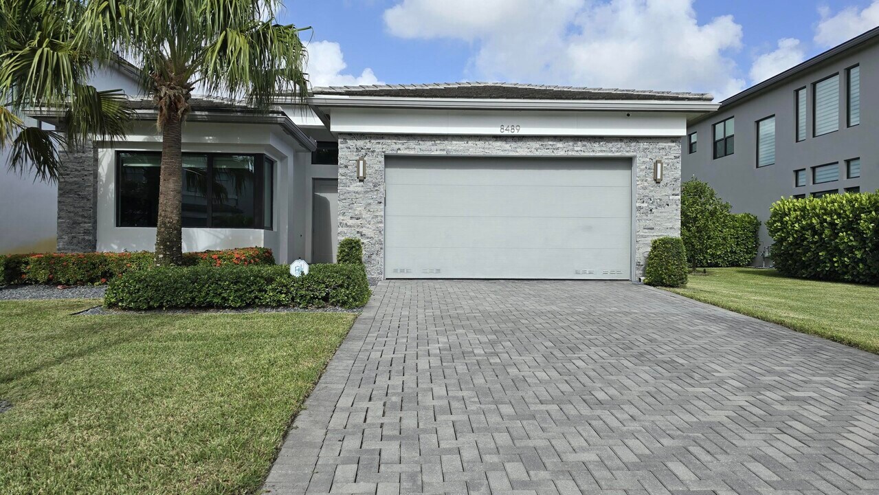 8489 Apple Falls Ln in Boca Raton, FL - Building Photo