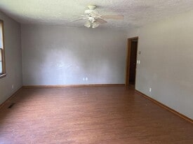 405 E 3rd St in Lamar, MO - Building Photo