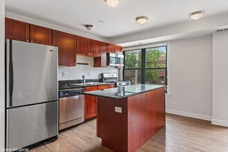 2545 W Catalpa Ave, Unit 2C in Chicago, IL - Building Photo - Building Photo