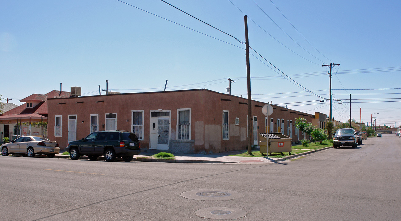 2300 Bassett Ave in El Paso, TX - Building Photo