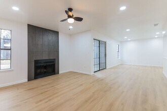 9920 Forest Ln in Dallas, TX - Foto de edificio - Building Photo