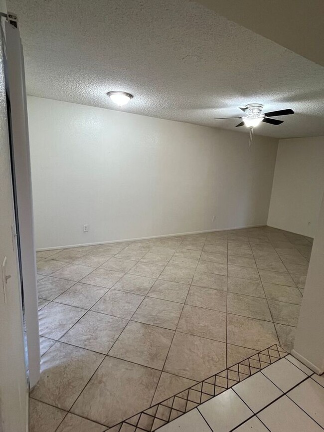 1201 S McClintock Dr in Tempe, AZ - Foto de edificio - Building Photo