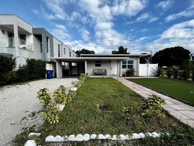 834 NE 14th Ave in Fort Lauderdale, FL - Foto de edificio - Building Photo