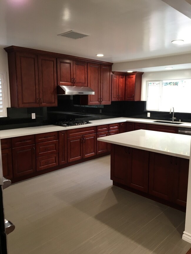 5320 S Holt Ave in Los Angeles, CA - Building Photo - Building Photo