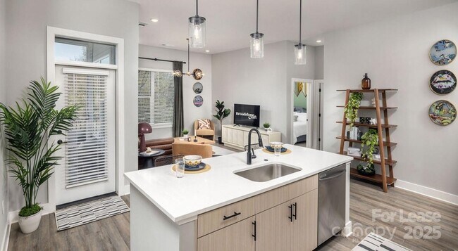 1015 N Alexander St, Unit A6 in Charlotte, NC - Foto de edificio - Building Photo