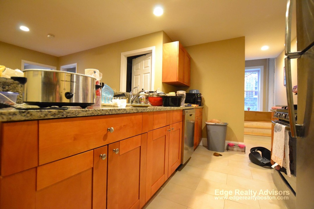 72 Egmont St, Unit 2 in Brookline, MA - Foto de edificio