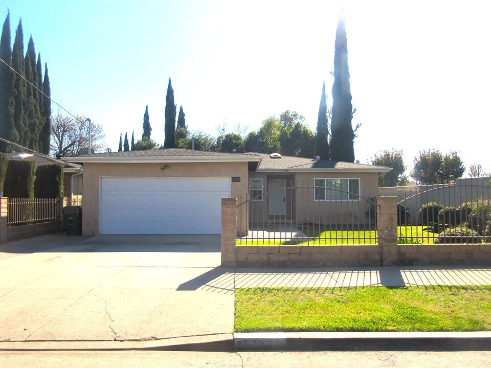 16830 Wyandotte St in Los Angeles, CA - Foto de edificio