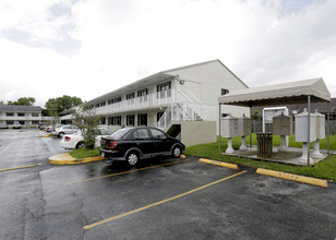 5220 W 25th Ave in Hialeah, FL - Foto de edificio - Building Photo