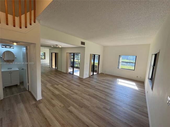 573 Racquet Club Rd in Weston, FL - Building Photo - Building Photo