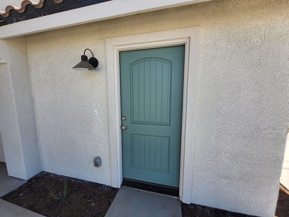 7319 Millers Pt Ln-Unit -7319 Millers Point Lane Unit B in Bakersfield, CA - Building Photo