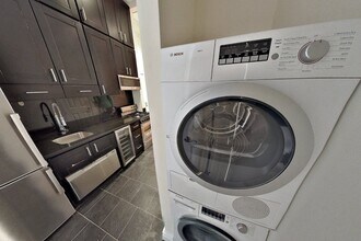 420 W 51s Street (9th & 10th Ave), #2F, Unit 2F in New York, NY - Foto de edificio - Building Photo